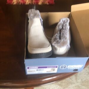 Brand new khombu boots NWT